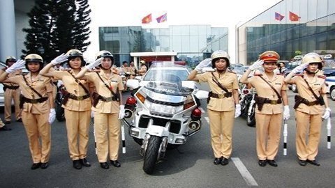 Những nữ cảnh sát dẫn đoàn xinh đẹp