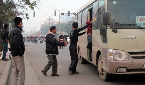 Hà Nội khó xử lý được nạn “vẫy” xe giữa đường