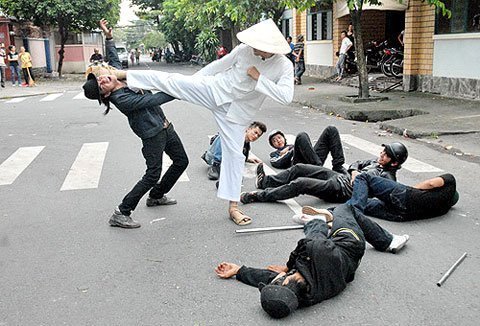 “Hiệp sĩ guốc vông”: kịch truyền hình hay phim điện ảnh?