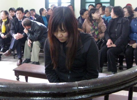 Vung dao giết chồng, vợ ngất lịm ngày nhận án