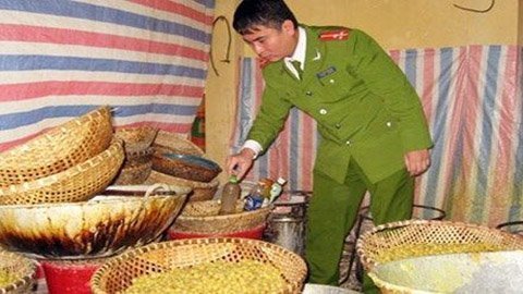 Cảnh sản xuất mứt sen siêu bẩn
