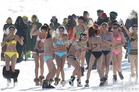 Mặc bikini giữa trời tuyết để hút khách