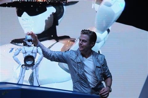 Quán quân khiêu vũ của Mỹ giới thiệu robot VN