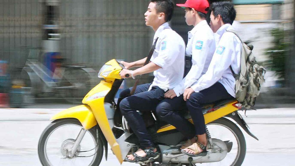 Nam thanh, nữ tú... kẹp 3, đầu trần đến trường