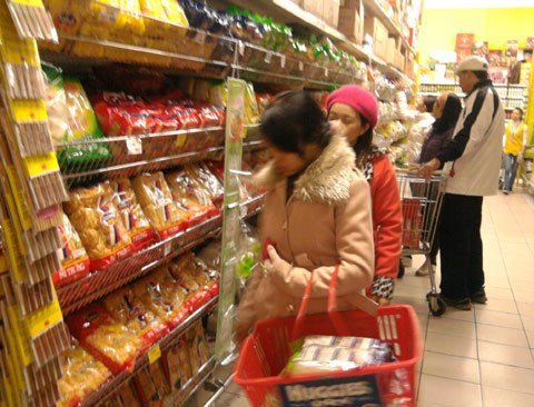 Nước mắm, mỳ tôm tăng giá ăn theo tết