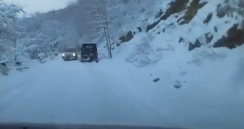 Con đường tuyết trắng đẹp kì ảo