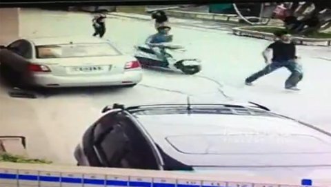Cướp xe máy trắng trợn của 2 cô gái