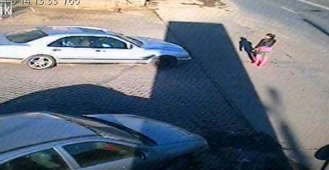 Cố tình lái ô tô đâm vào thiếu nữ