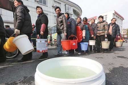 Sông nhiễm độc, dân Thượng Hải xếp hàng xách nước