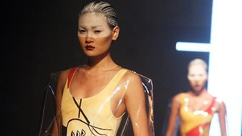 Lạ lùng màn thời trang vô cảm