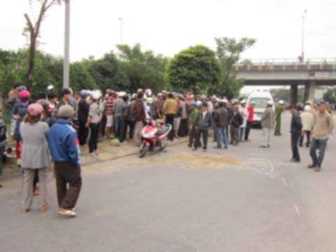 2 mẹ con chết thảm dưới gầm xe tải