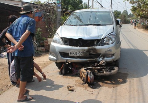 Ôtô gây tai nạn, kéo xe nạn nhân dưới gầm 4km
