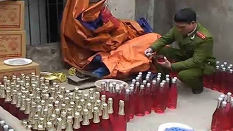 Choáng váng rượu sâm-panh làm từ 100%... hóa chất