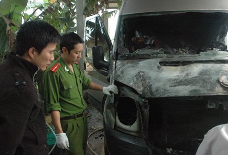 Ôtô đỗ trong gara cháy rụi lúc nửa đêm