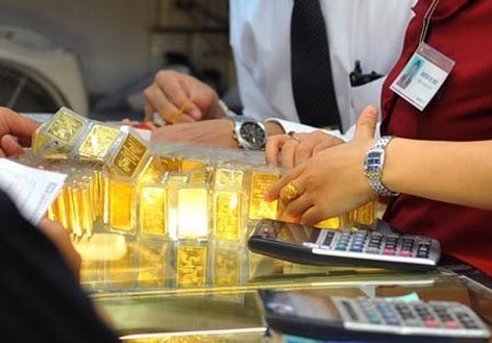 Xếp hàng bán vàng khi giảm giá