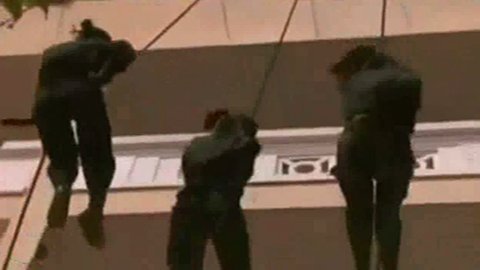 Nữ cảnh sát đặc nhiệm luyện tập trấn áp tội phạm