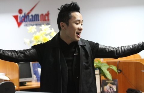 Tùng Dương hát  