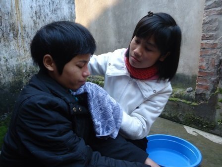 Nguy cơ “đứt gánh” của cô bé mồ côi, chăm chị tâm thần