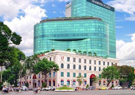 Đi vệ sinh trong trung tâm thương mại bị… mất quần