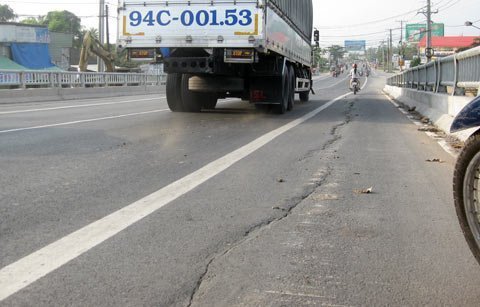 Cầu nghìn tỷ vừa đưa vào sử dụng đã nứt toác