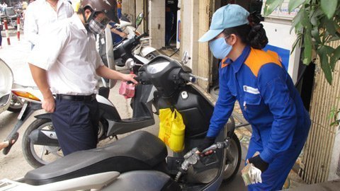 DN muốn tăng giá xăng, Bộ Tài chính không cho