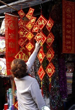 Hà Nội: Phố ông Đồ ngậm ngùi vắng khách