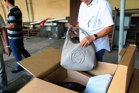 Khởi tố vụ buôn lậu hàng hiệu “khủng” ở Sài Gòn