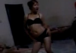 Choáng: Cô gái thoát y 'lắc lư' trong phòng trọ