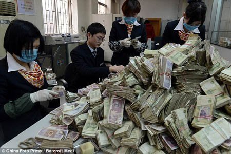 Chở 15 bao tiền lẻ tới gửi ngân hàng