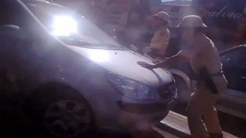 Nữ tài xế taxi hất Thanh tra giao thông lên nắp capô