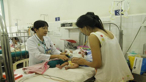 Sài Gòn trở lạnh, nhiều bệnh nhi hô hấp nặng