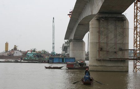 Sập sàn đổ bê tông, 8 người bị thương