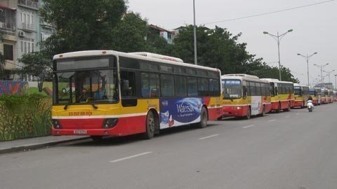Xe buýt đóng “thuế” đường: Áp lực lên giá vé