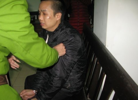 Kẻ cuồng dâm động viên vợ tại tòa