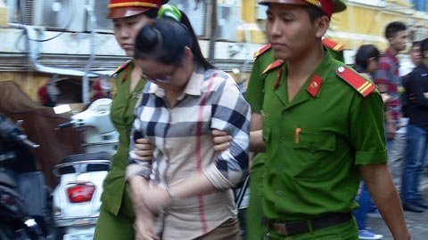 Uất ức vì bị tấn công, thiếu nữ giết bạn giữa phố