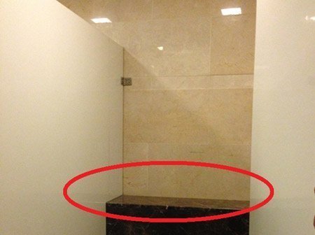 Tâm sự của người đàn ông đi toilet bị...mất quần
