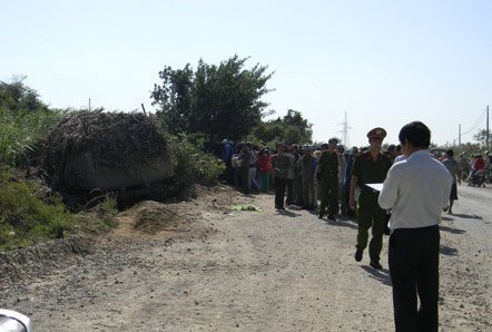 Hai vợ chồng bị xe chở mía cán lìa đầu