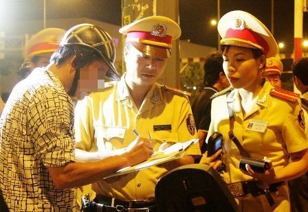 Nữ CSGT xinh đẹp chốt chặn trên phố Sài Gòn