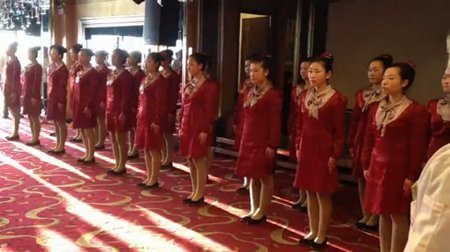 Tiếp viên nhà hàng phải rèn luyện như đặc nhiệm