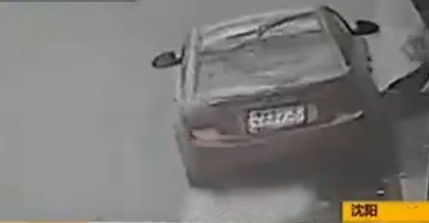 Ô tô kéo lê 1 đôi nam nữ trên đường