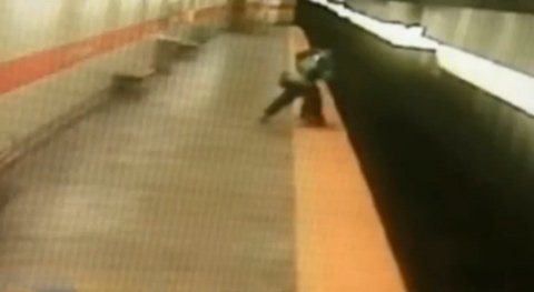 Nữ hành khách bị đánh quăng xuống đường tàu