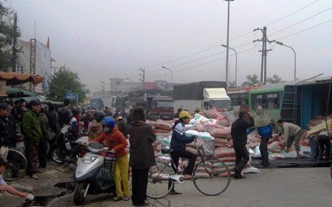 Lật xe đang sửa, một người nguy kịch