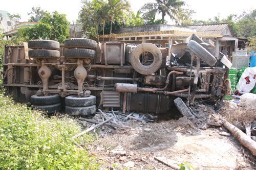 Ô tô lật, bốc cháy cạnh cây xăng