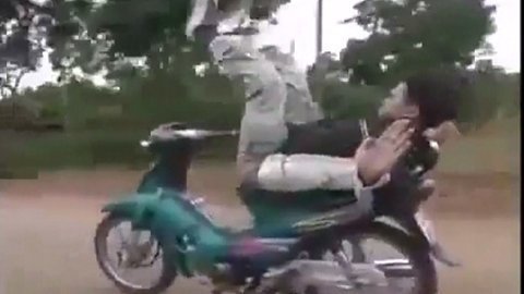 Rợn người xem clip lái xe bằng... lưng