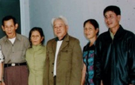 70 năm thất lạc, anh trai cứu trợ đúng nhà em gái