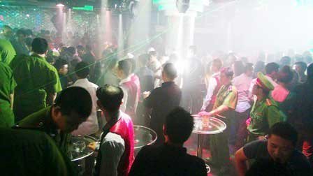 Hàng trăm cảnh sát kiểm tra vũ trường Diamond Club