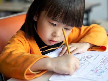 Để con tả văn thực hay rập khuôn giả dối?