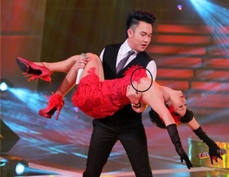 Thanh Thúy lộ miếng dán ngực vì nhảy quá sung