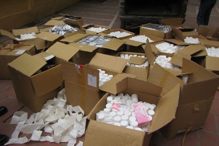 Thu giữ hàng chục thùng nến phụt, thuốc lậu