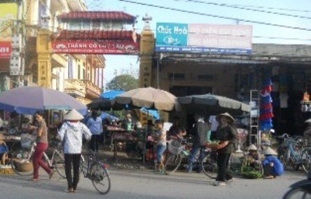 Biến cổng di tích lịch sử thành nơi họp chợ